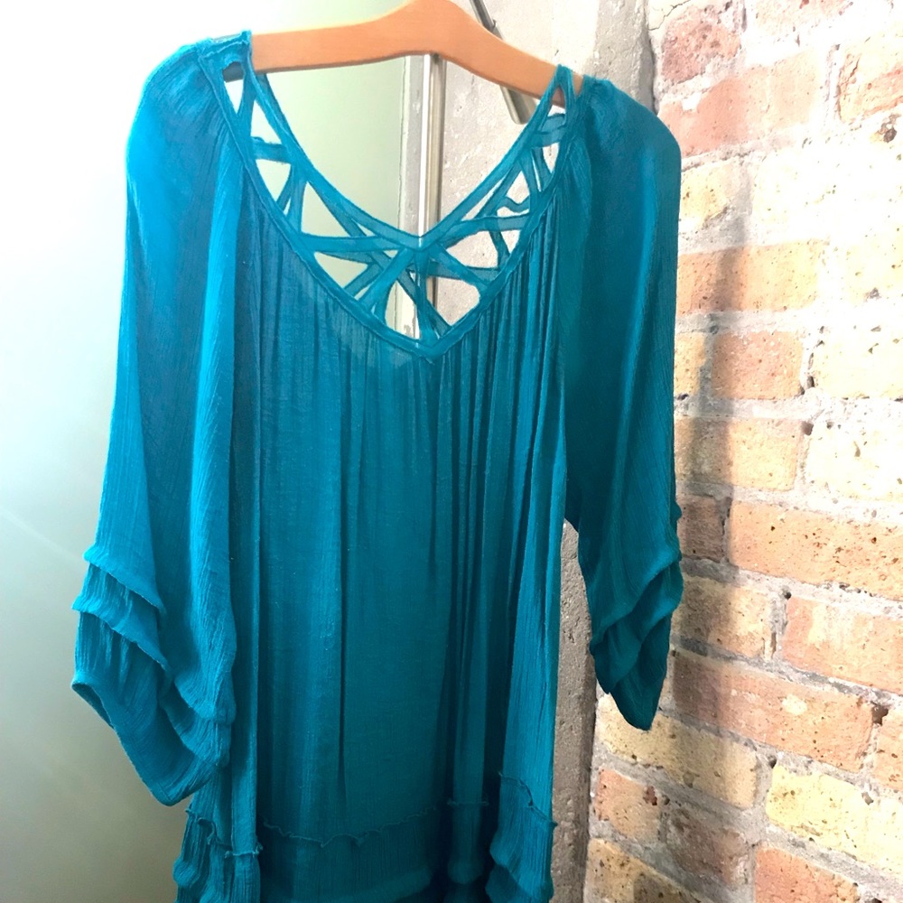Flowy boho tunic - geometric neck line, layered bottom and 3/4 quarter sleeves.